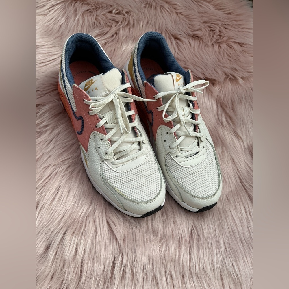 Nike White and Red Athletic Shoes with Air Max Design - Picture 3 of 10